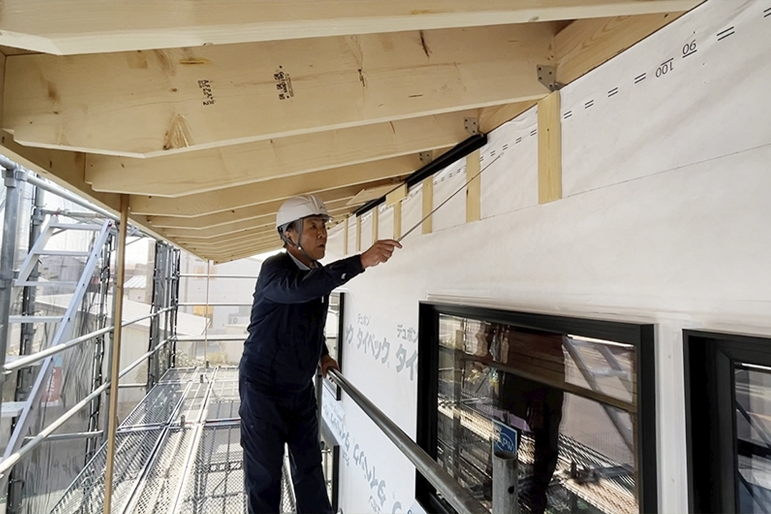 厳格な自社基準に基づき、水平や施工精度を細かくチェックする現場検査の風景